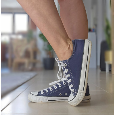 Blaue Stoffsneaker