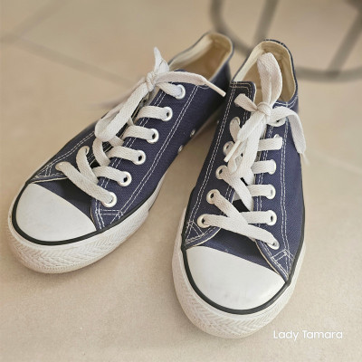 Blaue Stoffsneaker