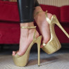 Goldene High Heels in Schlangenlederoptik
