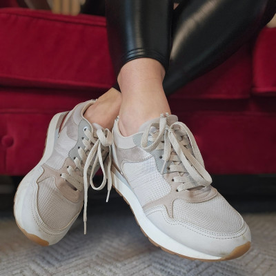 Hellgraue Turnschuhe